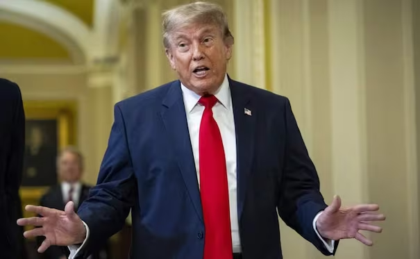 Trump firma decreto para cambiar el nombre del lago de Ontario a «lago de América»; «sólo nos falta un océano», dice