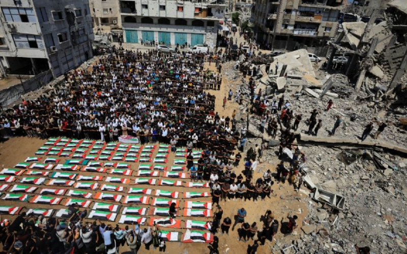 Despiden a 112 miembros de una sola familia en el funeral más grande de Gaza; entre ellos hay 44 niños y víctimas sin identificar