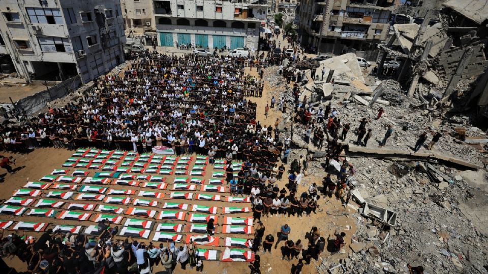 Despiden a 112 miembros de una sola familia en el funeral más grande de Gaza; entre ellos hay 44 niños y víctimas sin identificar
