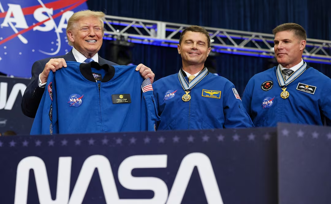 Trump entrega la Medalla de Honor Espacial a astronautas de Artemis II; integraron nueva misión a la Luna tras más de 50 años