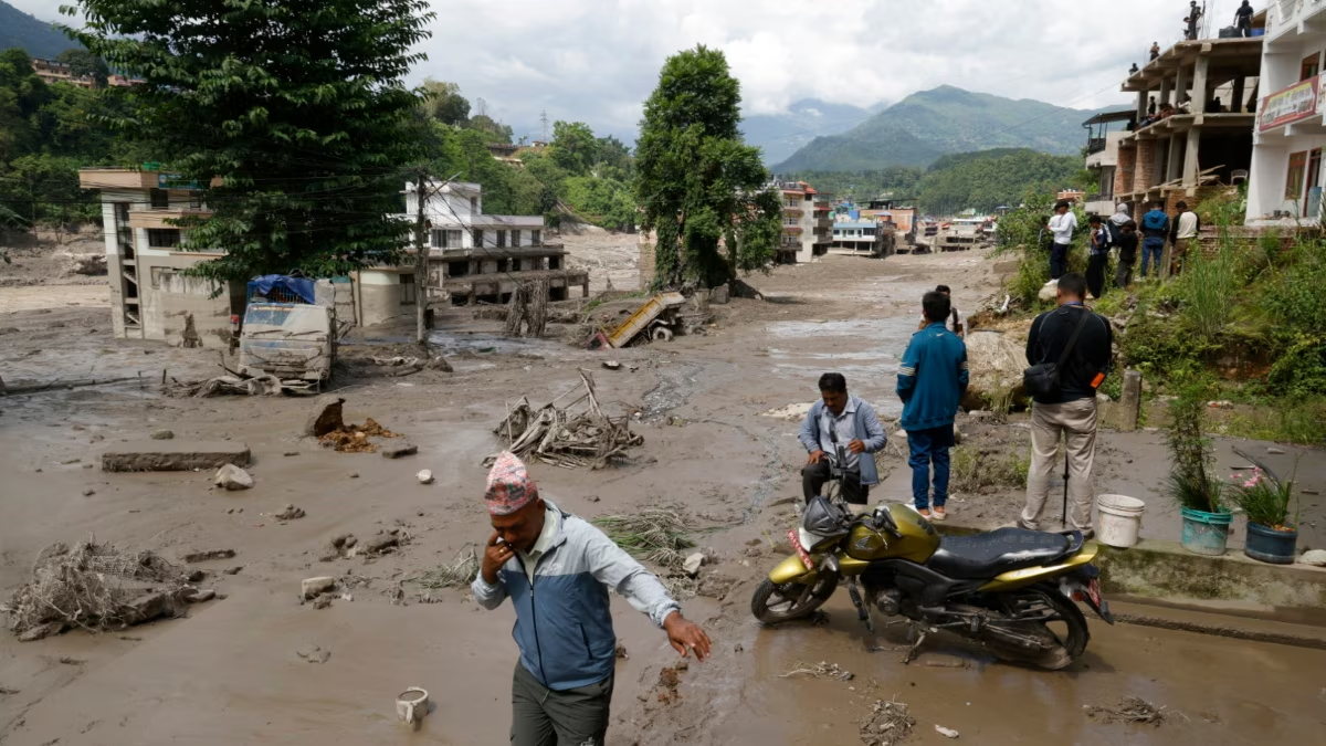 Activan alerta en Nepal por riesgo de un nuevo desbordamiento: ‘El agua se llevó la mitad del pueblo’