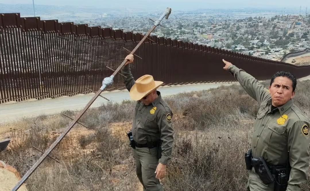 Migrantes usan escaleras caseras para cruzar muro y cumplir «el sueño americano»; suman más de 400 caídas en 2025