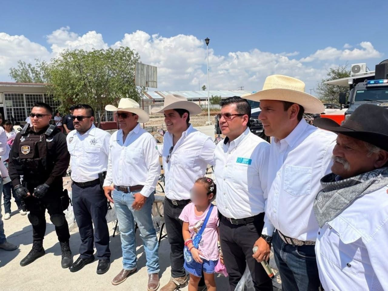 Alfredo Olivas se suma a apoyo educativo en Parras