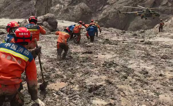 En Nepal rescatan a niña tras casi 60 horas atrapada bajo escombros de riada; continúa la recuperación de cuerpos