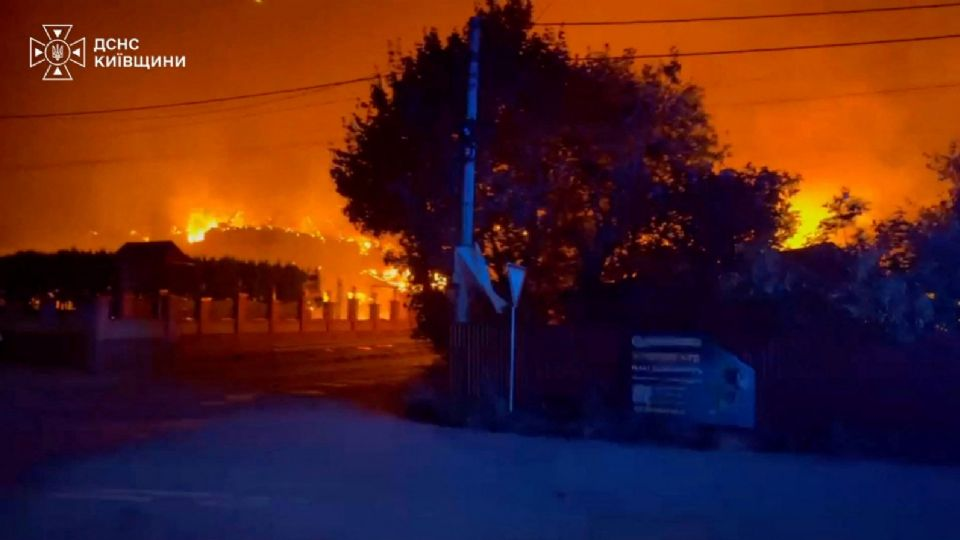 Ataque ruso a un almacén cerca de Kyiv deja 37 muert*s y un incendio que se propagó a viviendas