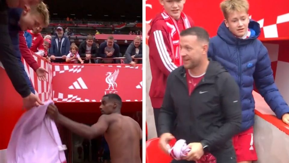 Indignación: aficionado le arrebata a un niño la camiseta que le regaló Alexander Isak, delantero del Liverpool