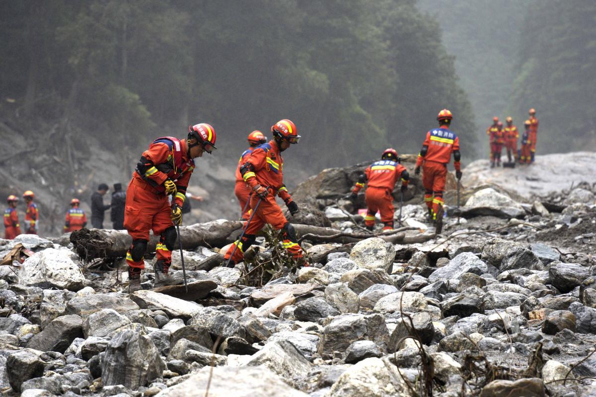 Nepal advierte de la amenaza del cambio climático tras devastador alud; van 675 muert*s