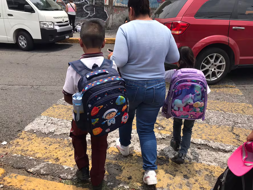 Regreso a clases 2026: ¿Cuánto debe pesar la mochila escolar?; esto dice el IMSS