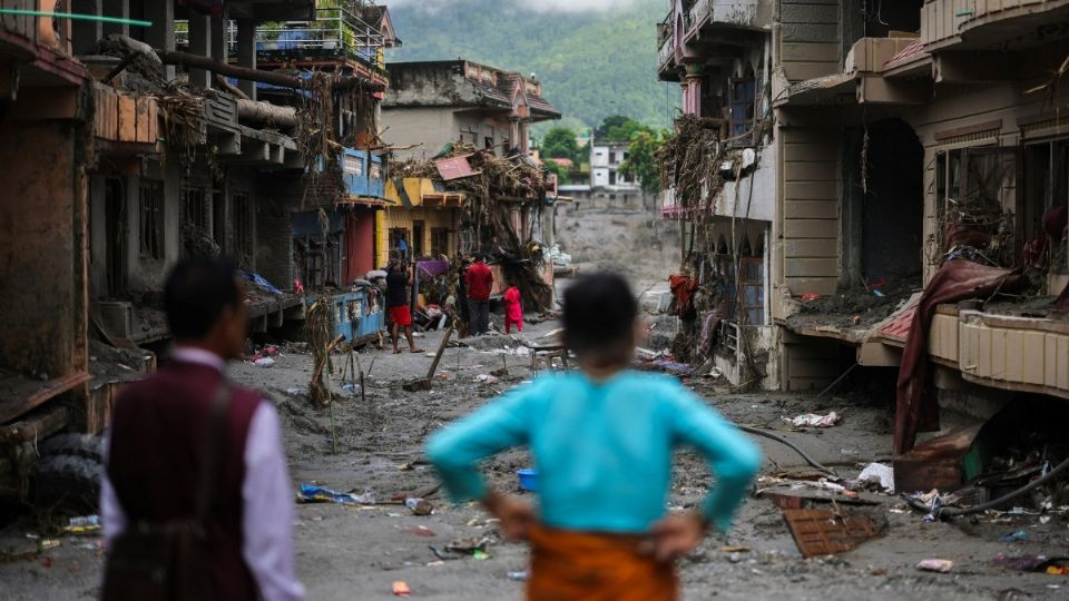 Riada en Nepal: suman más de 800 fallecimientos y el Ejército rescata a 183 personas en la zona cero