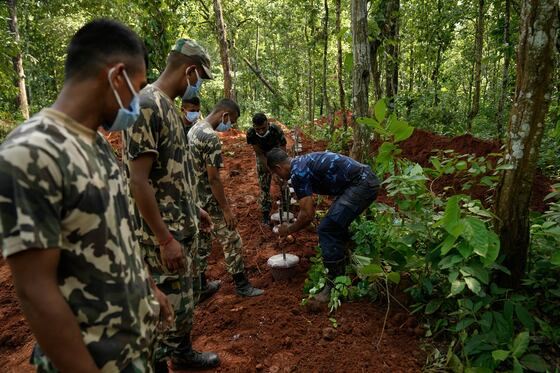 Inundaciones en Nepal suman 939 muert*s; buscan sobrevivientes en túneles