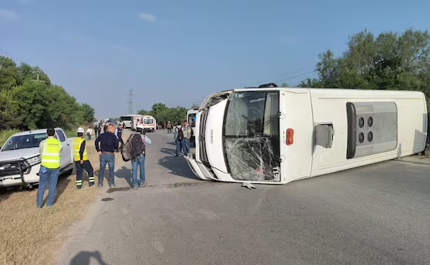 Tres muert*s y 29 heridos tras choque de dos camiones y un auto en Pesquería, Nuevo León; vuelca unidad de transporte de personal