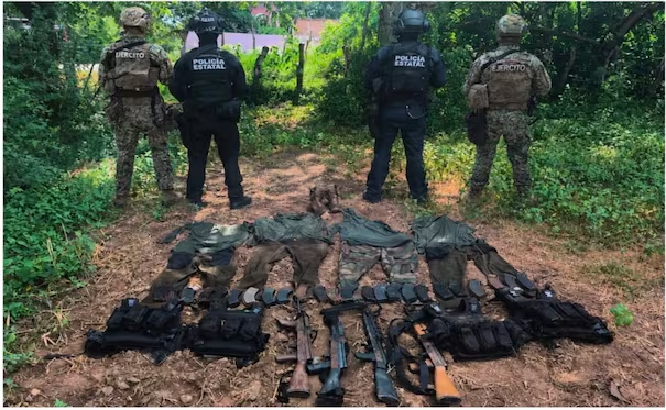 Detienen a 16 personas y aseguran 22 armas en operativos en Sinaloa; decomisan más de 3 mil cartuchos y explosivos