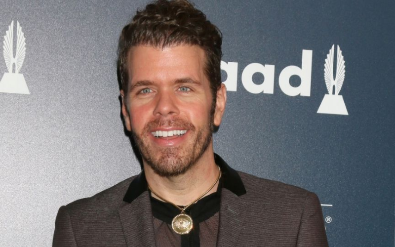 El influencer Perez Hilton se autolesi*na durante transmisión en vivo; lo trasladan a un hospital
