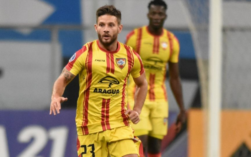 Futbolista profesional fue detenido por ICE desde febrero sin motivo, denuncia su esposa: «Mostró sus documentos, entró legal»