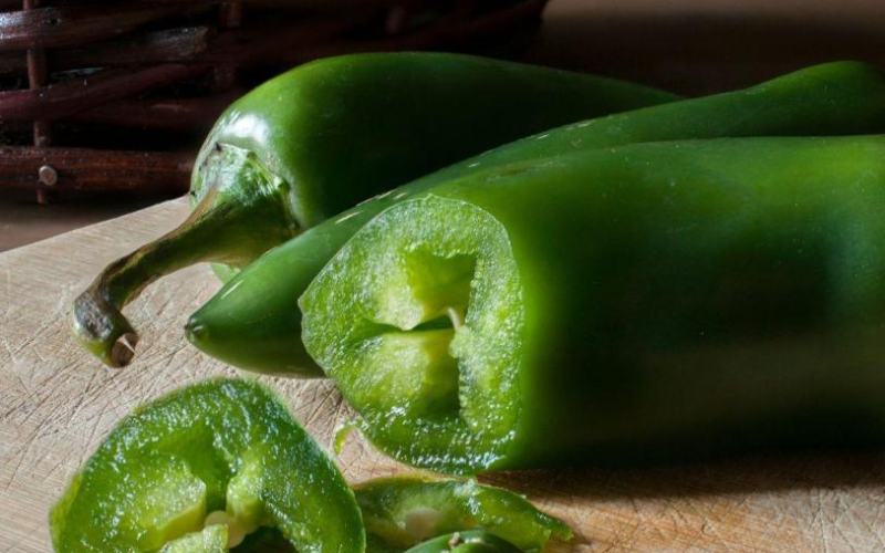 Alerta en Estados Unidos por brote de salmonela ligada a jalapeños mexicanos; reportan 345 casos