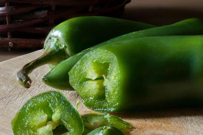 Alerta en Estados Unidos por brote de salmonela ligada a jalapeños mexicanos; reportan 345 casos