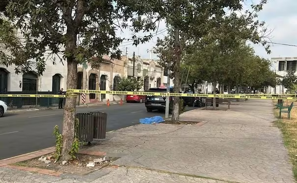 Muer* hombre durante intento de asalto en el centro de Monterrey; detienen a dos presuntos responsables