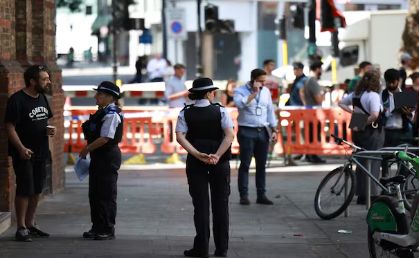 Acusan formalmente a una mujer de apuñal*r a 4 hombres en el centro de Londres; señalan problema de salud mental de la agresora