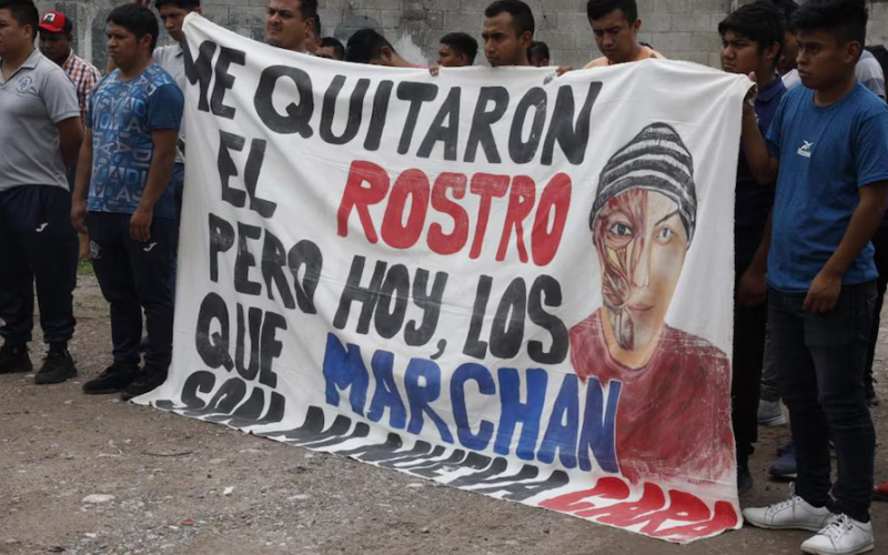 El caso del normalista de Ayotzinapa al que le quitaron el rostro y que su celular daría nuevas claves del caso