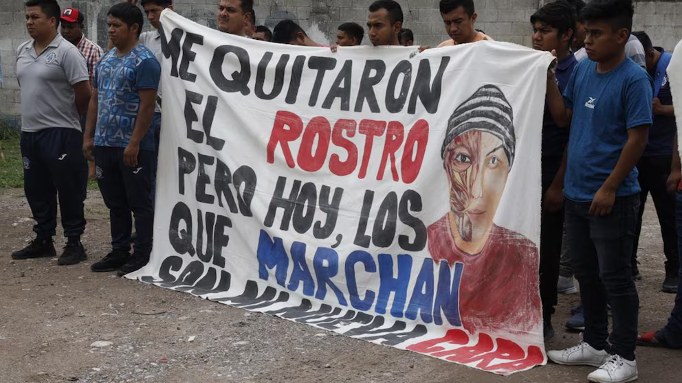 El caso del normalista de Ayotzinapa al que le quitaron el rostro y que su celular daría nuevas claves del caso
