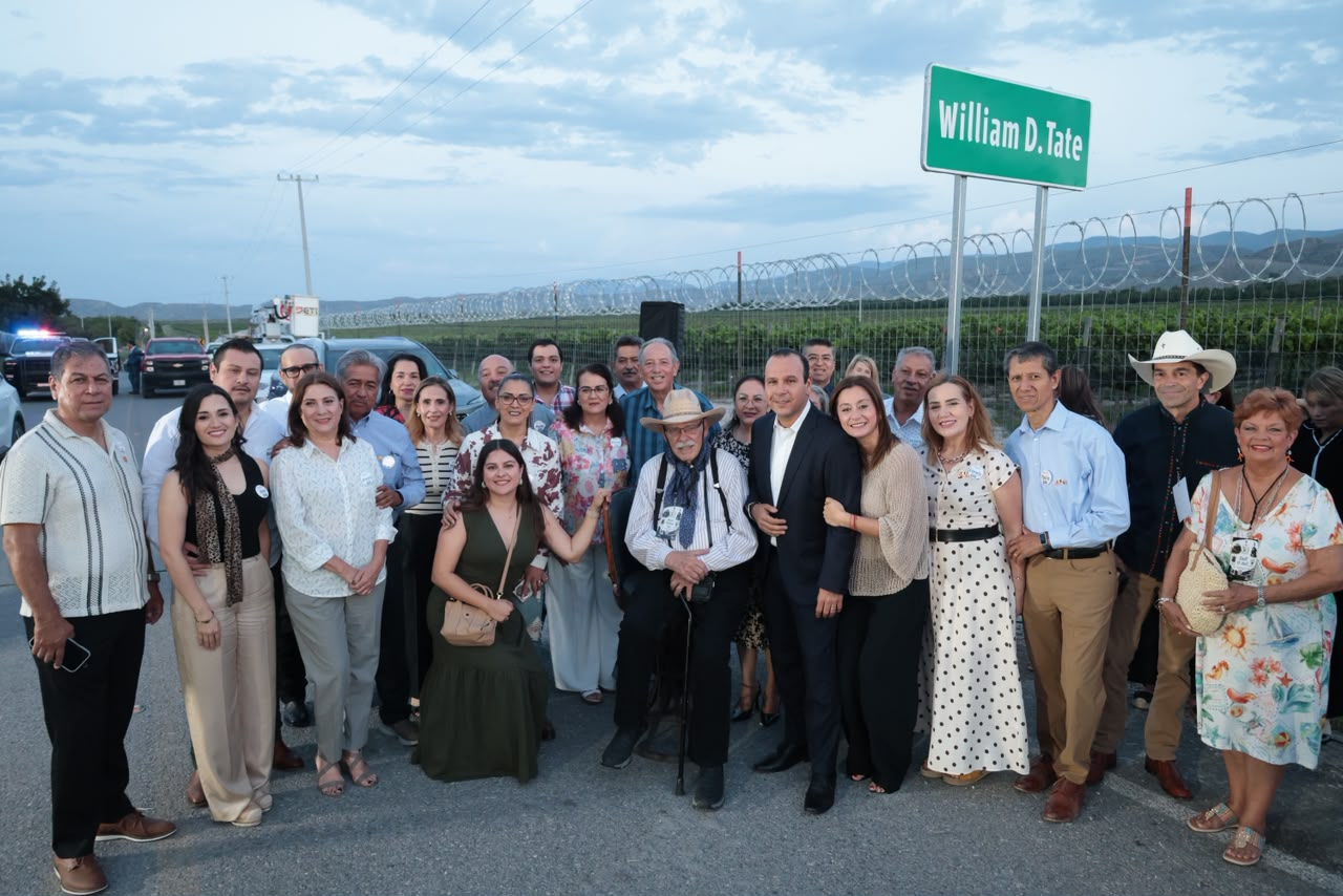 Parras reconoce al Mayor William D. Tate en el 30 aniversario del hermanamiento con Grapevine