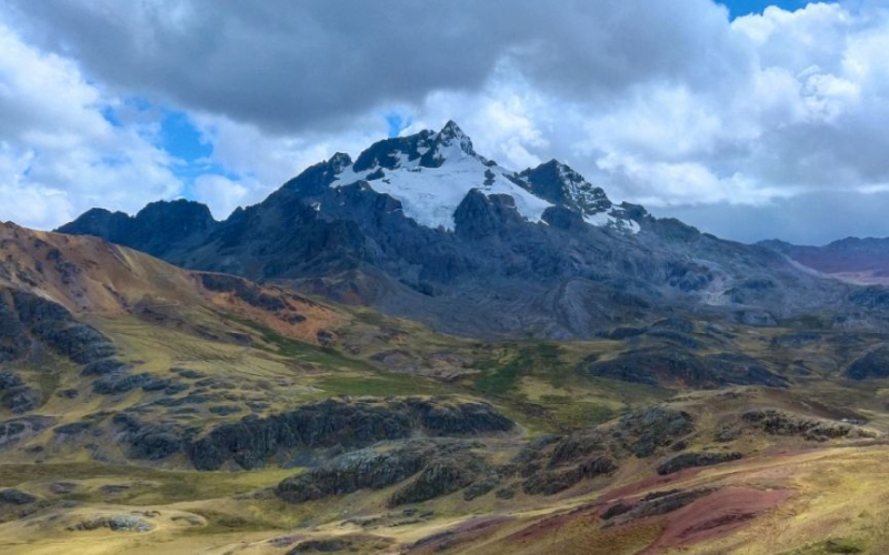 Deslave en carretera deja un muert* y cuatro heridos tras sismo de magnitud 4.4 en Perú