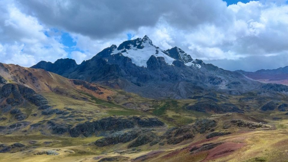 Deslave en carretera deja un muert* y cuatro heridos tras sismo de magnitud 4.4 en Perú