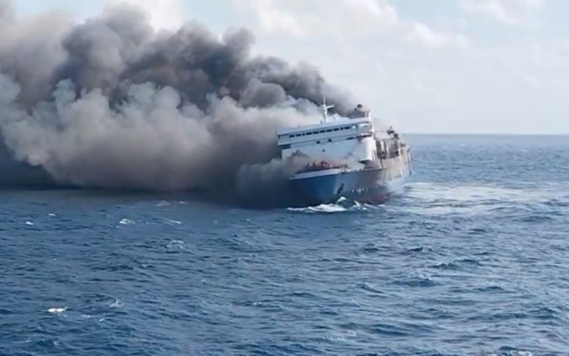 Ferry en llamas en Indonesia deja cinco sin vida y 41 desaparecidos