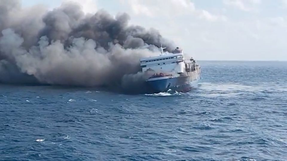 Ferry en llamas en Indonesia deja cinco sin vida y 41 desaparecidos