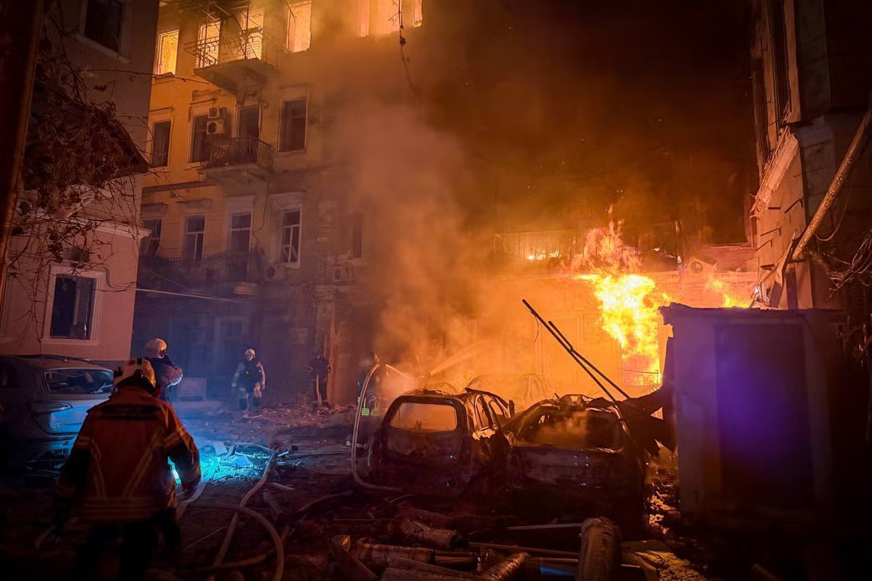 Rusia y Ucrania intercambian ataques nocturnos que dejan 7 mu3rtos y decenas de heridos