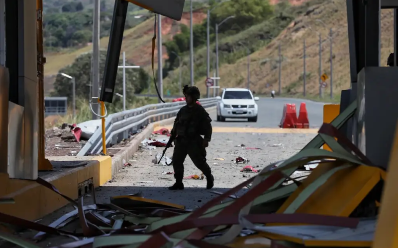 Coche bomba explota en Colombia un día después de que De la Espriella asumió la presidencia