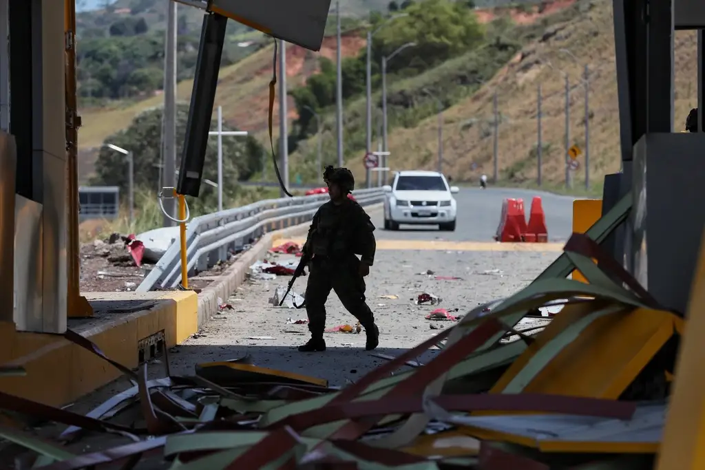 Coche bomba explota en Colombia un día después de que De la Espriella asumió la presidencia