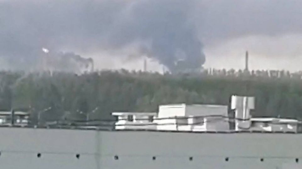 Ataque con drones de Ucrania en refinería rusa deja al menos 13 personas muert*s, entre ellas un menor de edad
