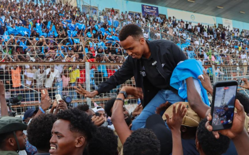 La UEFA designa al árbitro somalí que fue deportado de EU en el Mundial 2026 para dirigir la Supercopa entre PSG y Aston Villa