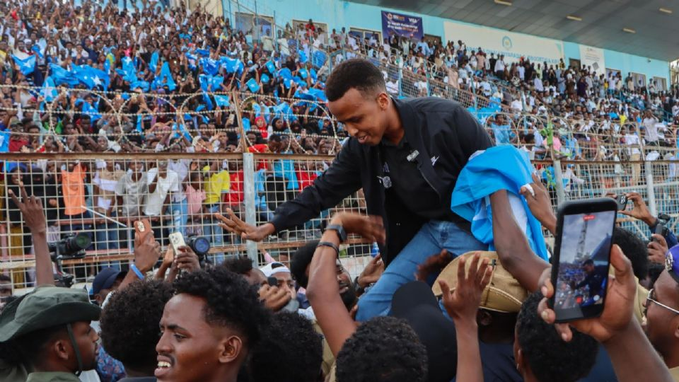 La UEFA designa al árbitro somalí que fue deportado de EU en el Mundial 2026 para dirigir la Supercopa entre PSG y Aston Villa