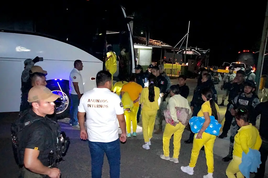 Trasladan de Atlacholoaya a 305 mujeres a un penal construido originalmente para varones