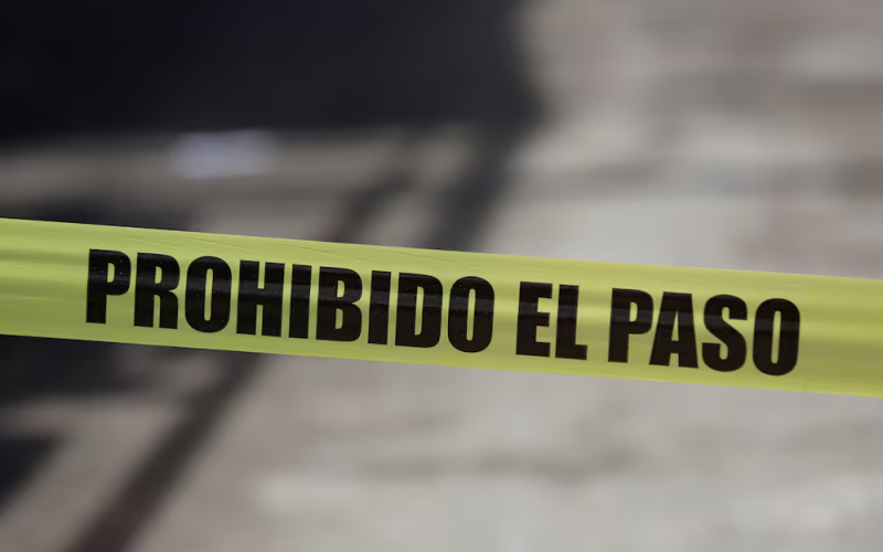 Atacan a b*lazos a joven afuera de la Fiscalía de Sinaloa; había comparecido ante el MP