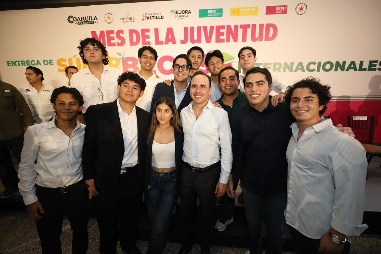 ENTREGA MANOLO «SÚPER BECAS» A JÓVENES COAHUILENSES
