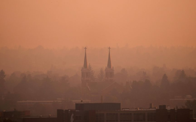 Incendios en EU: evacúan a más de 65 mil personas en el noroeste y el fuego arrasa unas 700 casas