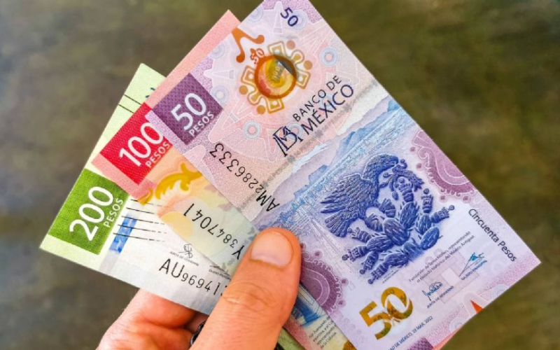 El peso rompe la barrera de los 17 y llega a su nivel más bajo en dos años