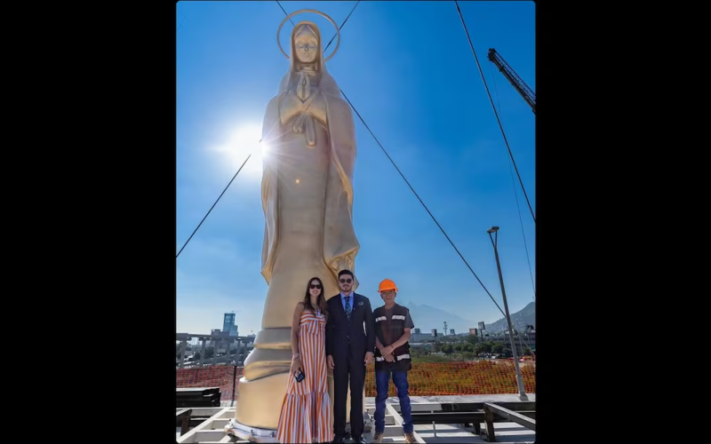 Instalan nueva escultura de la Virgen en puente del Río Santa Catarina, NL