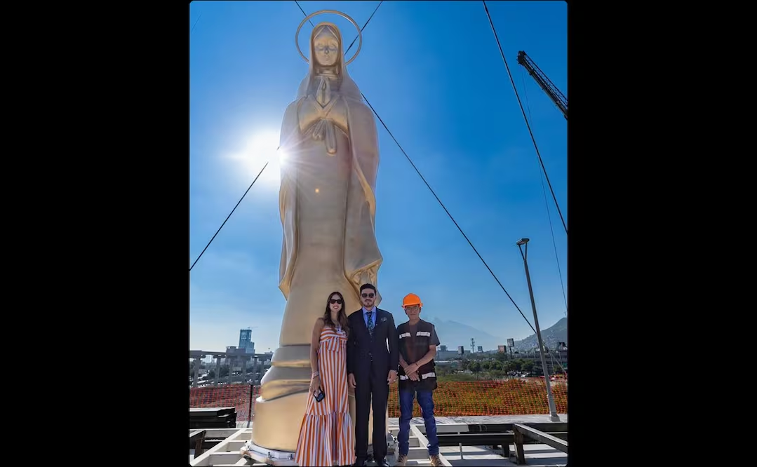 Instalan nueva escultura de la Virgen en puente del Río Santa Catarina, NL