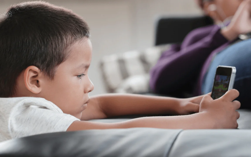 Especialista de EU recomienda fijar en 16 años edad mínima para tener redes sociales; «son inapropiadas para niños», alerta