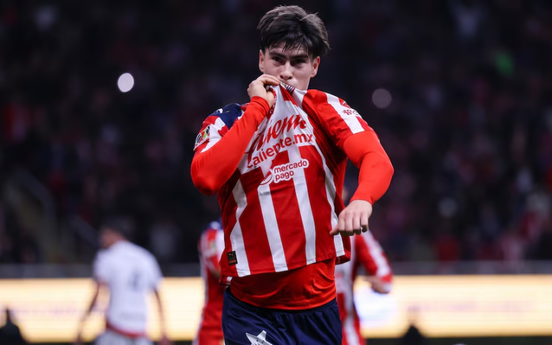 Hormiga González jugaría en Europa: Chivas recibe oferta del Olympiacos para fichar al mexicano