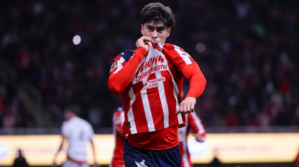Hormiga González jugaría en Europa: Chivas recibe oferta del Olympiacos para fichar al mexicano