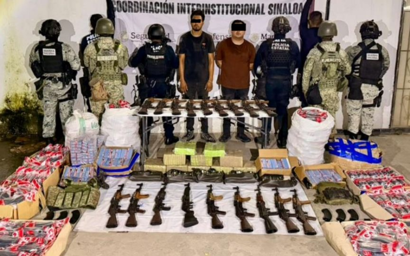 Caen dos presuntos integrantes del Cártel de Sinaloa y les aseguran un arsenal en Mazatlán