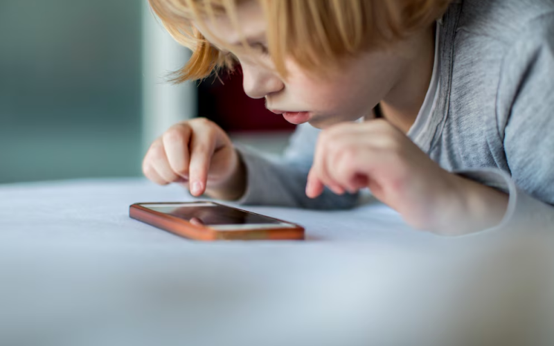 Menores de 2 años ya usan Internet: estudio alerta impacto en el lenguaje infantil