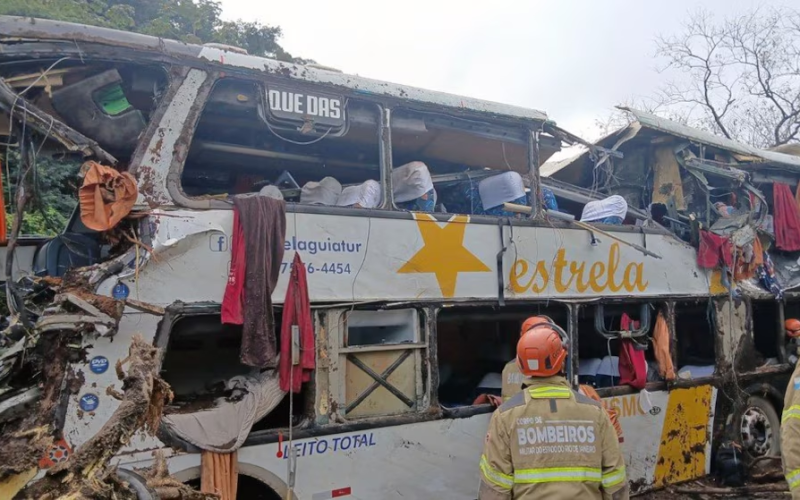 Trágico accidente en Brasil: diez personas muri3ron tras volcar un autobús con 47 pasajeros en la sierra de Río de Janeiro