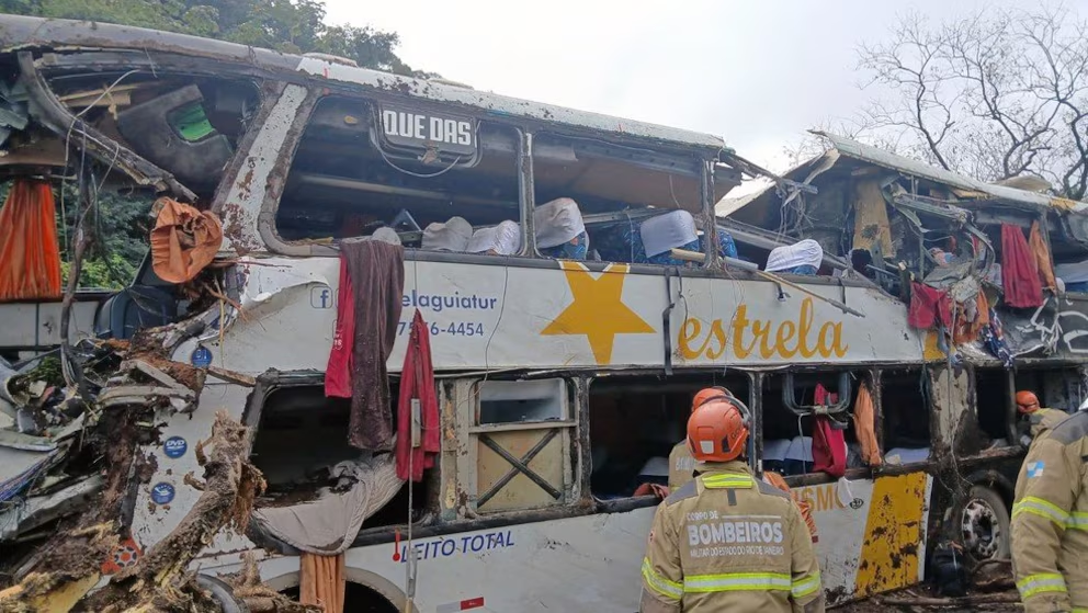 Trágico accidente en Brasil: diez personas muri3ron tras volcar un autobús con 47 pasajeros en la sierra de Río de Janeiro