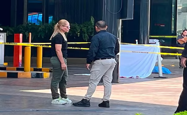 Hallan muert* a mujer en hotel de San Pedro, Nuevo León; investigan vínculo con hombre que cayó del piso 15